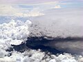 噴煙を上げるウイラ山 （2009年10月23日撮影）