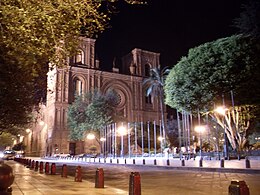 Catedral Nueva o Catedral de la Inmaculada Concepción y el parque Calderón durante la noche.