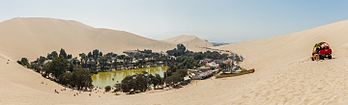 Lagoa de Huacachina, um oásis na região peruana de Ica. Ao redor da lagoa natural no deserto vivem 115 pessoas e o local se converteu em um ponto turístico para a prática de sandboard e passeios de bugue. (definição 17 181 × 5 197)