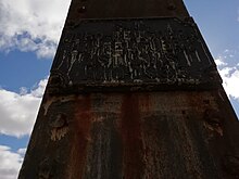 Placa de una de las columnas del puente. La placa está deteriorada pone: S. M. Duro - Felguera. La Feguera. Asturias. Año 1935