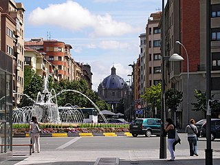 Merindadeen plaza eta atzealdean Eroritakoen monumentua.