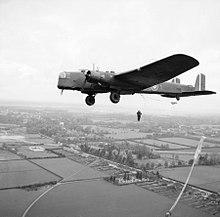 Photographie en noir et blanc d'un bombardier en plein vol