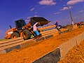 Construção da passarela na orla do açude grande, com laje típica da arquitetura piauiense.