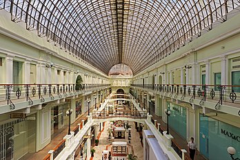 Interior da loja de departamento Petrovsky Passage, inaugurada em 1906 no centro de Moscou, Rússia. Na década de 1990, a loja foi reformada como o centro de uma das áreas comerciais mais caras da Europa. (definição 4 761 × 3 174)