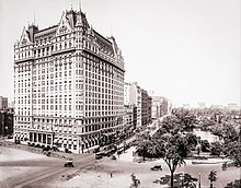 Photographie en noir et blanc du Plaza Hotel à New York.