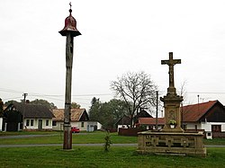 zvonička s křížem
