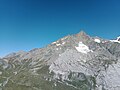 L'aiguille des Glaciers dominant le haut du val Vény vue depuis le sud.