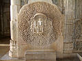 La divinità di Shri Parshwanathjee con 108 teste di serpente e numerose code. Non si riesce ad individuare la fine delle code.