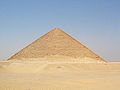 Ang timog na harap ng Pulang Piramide