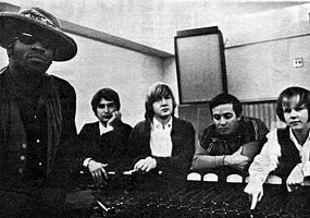 Rising Sons v roce 1966. Zleva: Taj Mahal, Jesse Lee Kincaid, Gary Marker, Ry Cooder a Kevin Kelley.