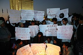 Manifestation silencieuse à l'India Gate pour demander au gouvernement indien d'agir à la suite du viol collectif du 16 décembre 2012 à New Delhi. Une des banderoles indique « Je ne comprends pas pourquoi le gouvernement n'agit pas. S'il vous plaît, faites quelque chose ! »