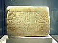 Sockel einer Statue von Nektanebos II. (30. Dynastie) Alle Völker preisen den „vollkommenen Gott“ („Netscher-nefer“ / Nṯr-nfr)