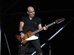 Сета Босіо (ісп. Héctor Carlos Juan «Zeta» Bosio) — бас-гітара, бек-вокал