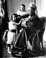 Zsófia 1902-ben, Márta és Margit nevű unokájával