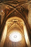Interior de la iglesia de Santa María la Blanca (Villalcázar de Sirga). La arquitectura gótica aligera los vanos, dejando espacio para enormes ventanales de formas caprichosas, como los rosetones.