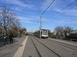 Трамвай поблизу станції «Swanston»