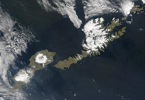 Satellitebild vo Unalaska (rächts) und Umnak (linggs)