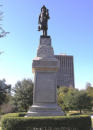 Памятник добровольцам-пожарным перед Капитолием штата Техас - вид спереди.JPG