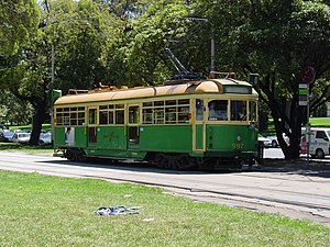 Трамвай класса W6 на улице Виктория