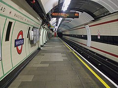 Het perron voor de metro's naar het oosten vlak voor de voltooiing van het groot onderhoud (foto: aug. 2008)