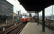 De Stadtbahn in 1980 bij het provisorische perron tussen de metrosporen.