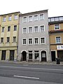 Wohnhaus mit zwei Eingängen in geschlossener Bebauung