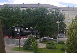Вид с платформы на здание заводоуправления и прилегающую площадь