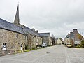 La Martyre : la rue principale du bourg.