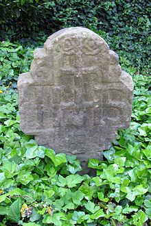 Grabkreuz am Brunnen