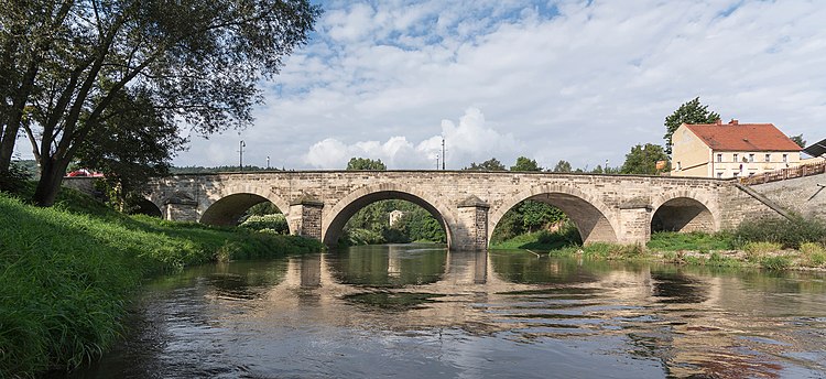 Каменный мост XVI века через Нысу-Клодзку в Бардо, Польша