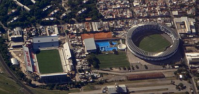 Stadyumun (soldaki) havadan görünümü (Ocak 2009)