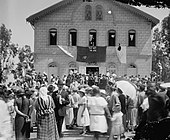 התקהלות בחזית בית הכנסת בזמן ביקורו של ארתור ג'יימס בלפור במושבה (1925)