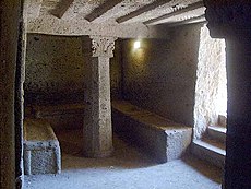 Interno de etruska tombo en la Banditaccia tombejo.