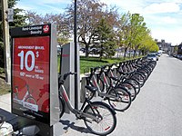 Station de vélos BIXI à l'intersection du boulevard René-Lévesque et de la rue Beaudry