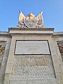 Blason de la ville de Versailles et plaque en hommage au maire T.-G. Pétigny.