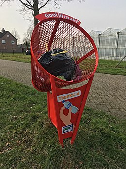 Blikvanger van Gemeente Halderberge gevuld met huisvuil.