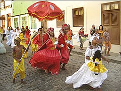 Brasiliani ballano al ritmo del maracatu, a Olinda, nello stato del Pernambuco