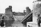 Duitsers bij de vernielde Wilhelminabrug, 10 mei 1940