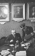 Eichmann (assis, de dos), Hagen (debout) et Löwenherz à Vienne en 1938