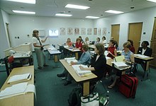 Profesora impartiendo una clase