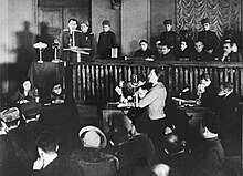 פרוניצ'בה על דוכן העדים במשפט על פשעי המלחמה של המשטרה הגרמנית 1946