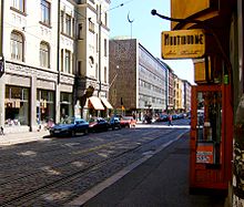 Negozi al dettaglio brick and mortar lungo la via Fredrikinkatu nel centro di Helsinki, Finlandia