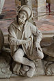 Beeld van figuur met rozenkrans aan de voet van de kansel