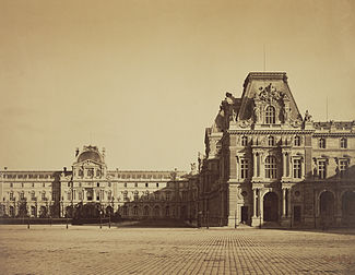 L'extrémité de l'aile sud du palais du Louvre (pavillon Mollien) et la cour Napoléon, à Paris, photographiées par Gustave Le Gray en 1859 (Getty Center, Los Angeles). (définition réelle 8 050 × 6 250)