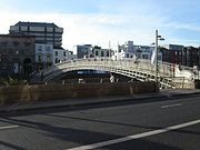 Ha'penny Bridge oer de Liffey yn Dublin