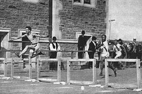 Poage (höger) jagar Harry Hillman under 200 meter häck-loppet vid OS 1904.