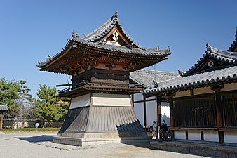Hōryū-ji Tō-in Shōrō, un tipico tipo hakamagoshi