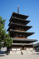 法隆寺西院五重塔[195]　国宝　7世紀　日本最古の木造五重塔。また、初層には、塔本四面具と呼ばれる、711年（和銅4年）に完成した塑像群が安置されている。東面では維摩経の場面が、北面では釈迦入滅の様子が表されている[196]。