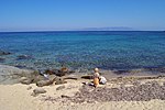 A praia de Arenella na ilha de Giglio (ao fundo o Monte Argentario, na vizinha costa da Toscânia).