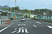 国道1号（国道25号重複）と直接接続する。画像左 : 国道1号から名阪国道（天理方面）への入口。 画像右 :名阪国道上り終点から東名阪自動車道接続地点を望む。左側に国道1号四日市方面からの流入路と同方面への流出路を望む。